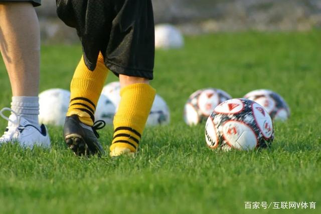 王俊杰带伤狂砍18+14廖三宁15分 中国男篮险胜塞尔维亚FMP，郭士强这套青年军让球迷彻底沸腾